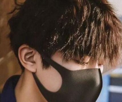 锡纸烫发型图片男(周深的发型是纹理烫还是锡纸烫？)