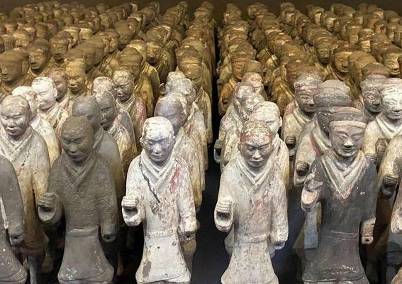 兵马俑是谁的陪葬(兵马俑是谁的陪葬品？)