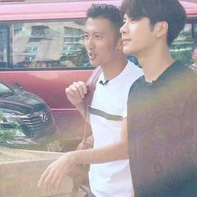 王嘉尔身高(王嘉尔谢霆锋身高对比？)