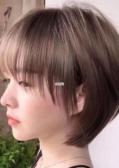 短发图片女2021新款减龄(短发适合扎什么发型？)