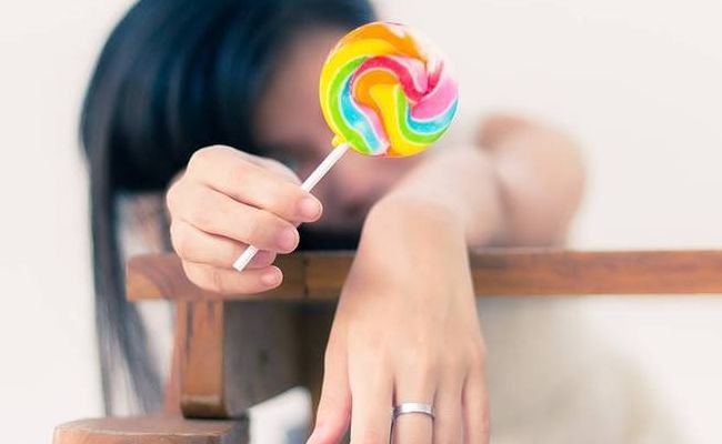 棒棒糖女孩(一个女孩送你个棒棒糖是什么意思？)