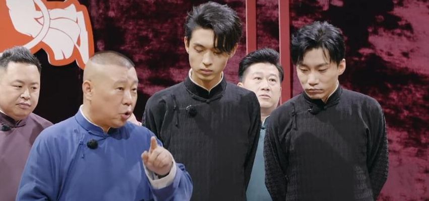 秦霄贤弯腰被孟鹤堂踢(为什么秦霄贤受伤郭德纲第一时间打给孟鹤堂而不是何九华？)