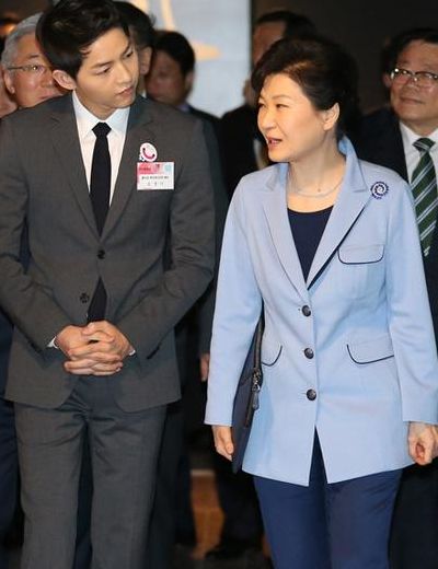 韩国 女总统(韩国的女总统朴信惠为什么会选择宋仲基做她的出访大使？)