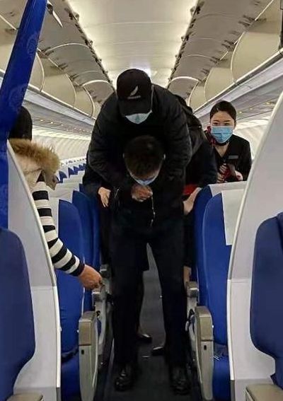 东航回应乘客拒戴口罩致飞机延误(80岁老人坐飞机最新规定？)
