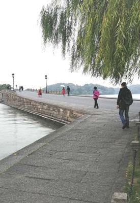 西湖白堤(西湖白堤是断桥吗？)