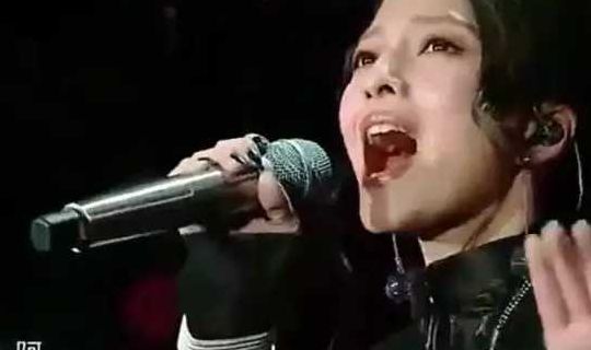 命运多舛 痴迷淡然(一首歌里面有“命运多舛，是你淡然”一个男生唱的，求这首歌名字？)