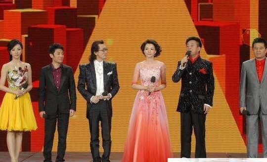 2012央视春晚完整版(2012年春晚开场主持人？)