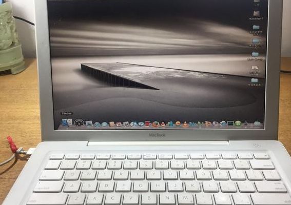 苹果笔记本电脑型号(在网上找了一圈还是没有确认我的苹果mac book属于什么型号的，请教一下怎么看苹果笔记本的型号啊？)