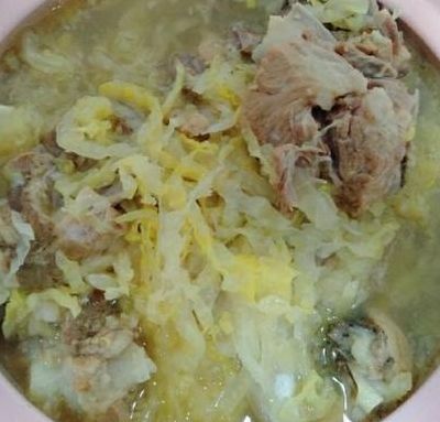 酸菜炖排骨是哪个地方的菜（酸菜炖排骨有什么功效）