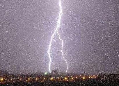 雷打雪遍地血不是瘟疫也是劫（雷打雪?）