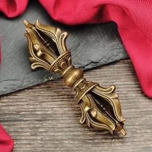 金刚杵大战肉莲花是什么意思（金刚杵与莲花之意）