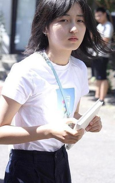 张子枫悼念粉丝（张子枫回应）