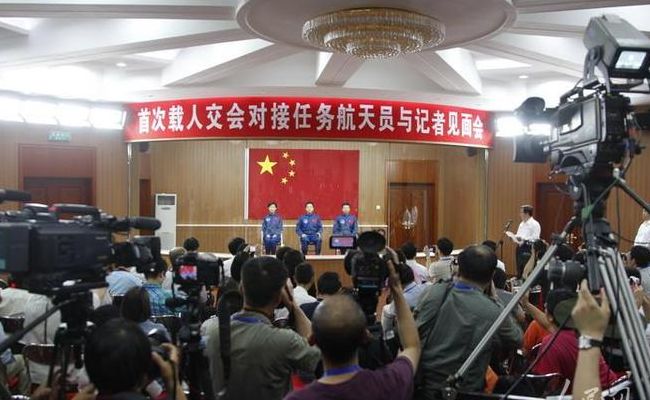 神舟六号航天员（神舟六号航天员记者见面会）