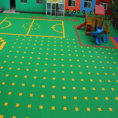 幼儿园悬浮地板厂家(幼儿园一般都用什么地板啊，室外用的，材质必须的环保？)