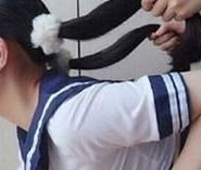 抓住双马尾输出中的女的是谁(会扎双马尾是什么意思？)