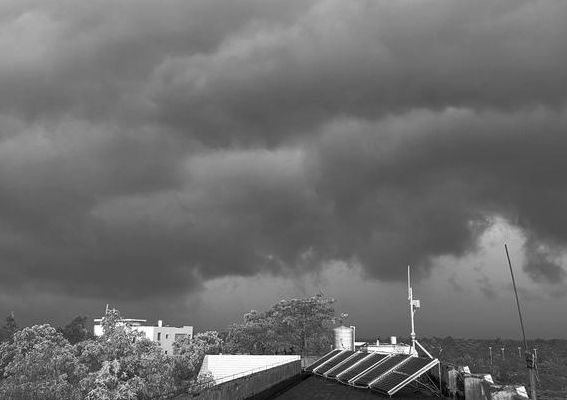 阴霾天气（阴霾天气隐约雷鸣 即使天无雨）
