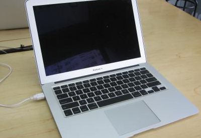 苹果笔记本型号(在网上找了一圈还是没有确认我的苹果mac book属于什么型号的，请教一下怎么看苹果笔记本的型号啊？)
