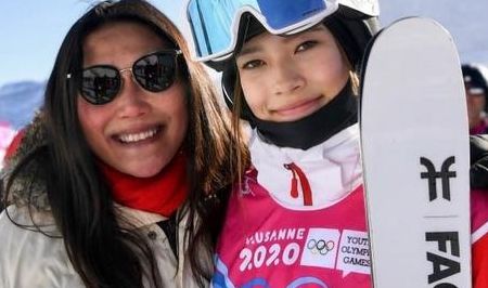 谷爱凌乘坐私人飞机离境赴美(谷爱凌妈妈资料？)