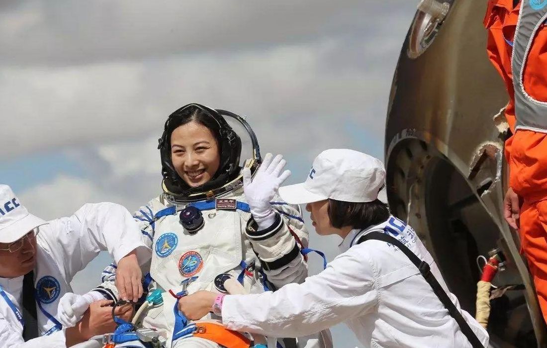 中国第一位女航天员是谁?(王亚平为什么被称为首位女航天员？)