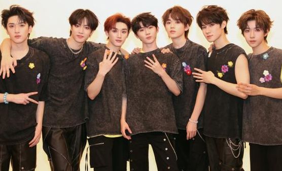 时代少年团有人抽烟吗(为什么时代少年团五月见面会只有四人？)