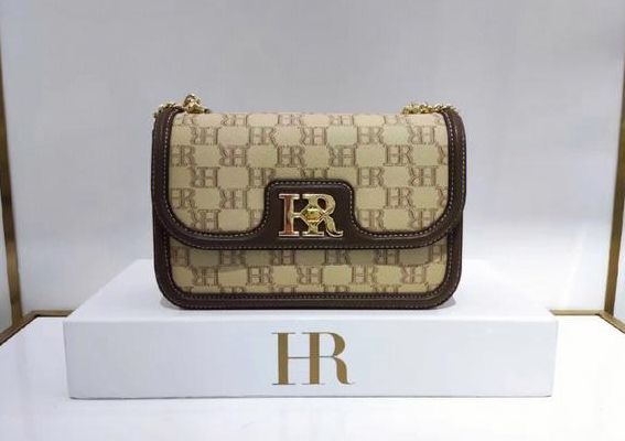 赫莲娜包（赫莲娜包包和化妆品是一家吗）