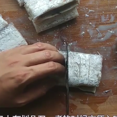 带鱼怎么处理干净（带鱼怎么处理干净鱼鳞要挂掉吗）