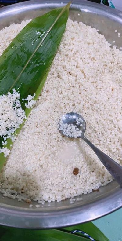 包粽子糯米泡几个小时（包粽子糯米泡几个小时冷水）