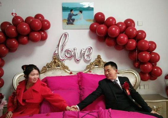 新娘父亲回应迎亲（新娘父亲带着新娘进场,主持该怎样说）