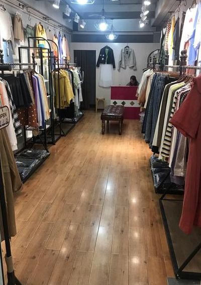 经营时装店（时装店里）