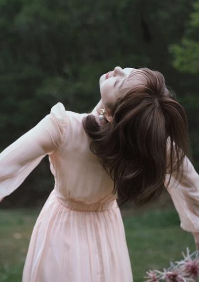 女生最撩人拍照姿势（女生拍照的优美姿势）
