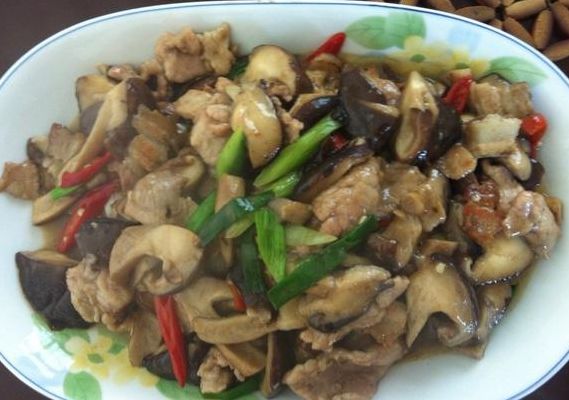 香菇怎么炒好吃又简单（香菇炒肉怎么炒好吃）