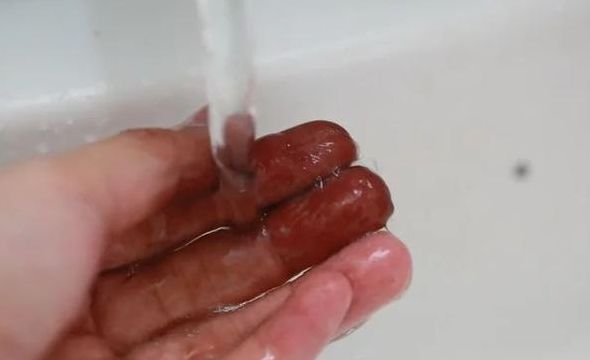染发剂弄手上怎么洗（手上染上染发剂怎么去除）