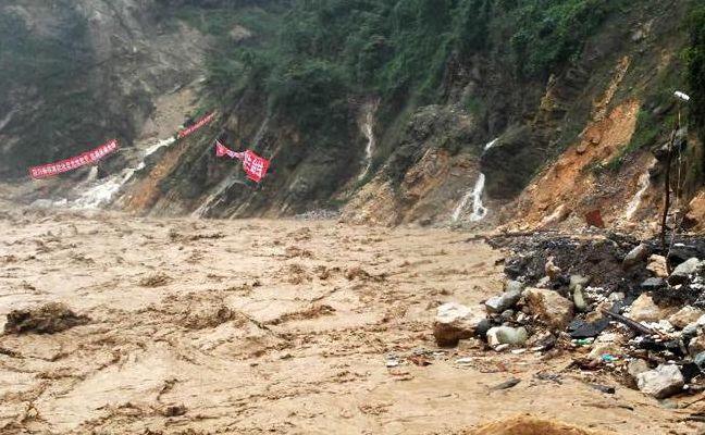 唐家山堰塞湖（唐家山堰塞湖泄洪视频）