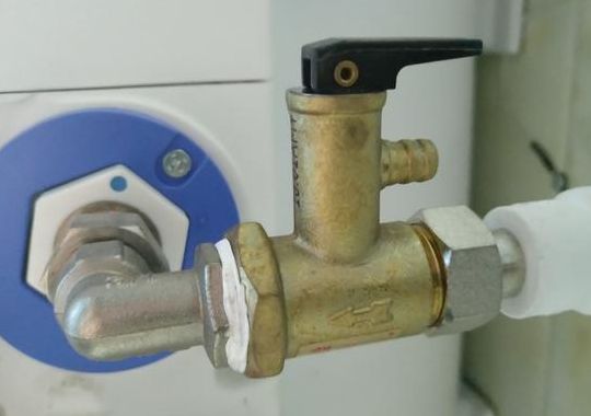 电热水器安全阀（电热水器安全阀漏水是什么原因）