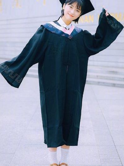 学士服怎么穿（学士服怎么穿搭好看）