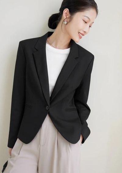 黑色小西装怎么搭配（黑色西装怎么搭配好看女）