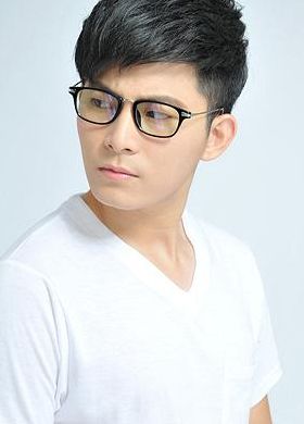 椭圆形脸适合什么发型男（椭圆形脸适合什么发型男生戴眼镜）