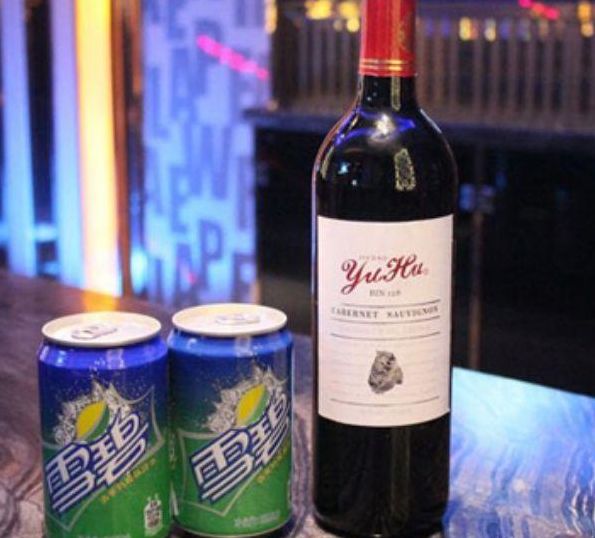 干红葡萄酒怎么喝（干红葡萄酒怎么喝要兑雪碧吗）