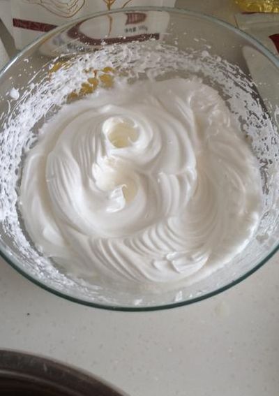 蛋清打发是奶油吗（蛋清打发的奶油是植物奶油吗）