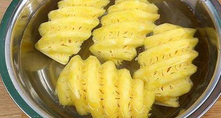 菠萝用盐水泡多久（菠萝用盐水泡多久能吃之后要洗吗）