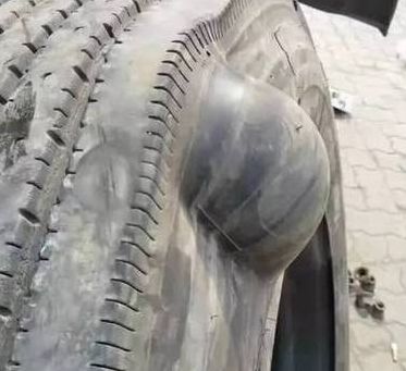 轮胎鼓包跑了一年高速（轮胎鼓包高速还能开吗）