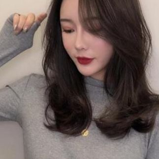 烫纹理的发型图片（烫纹理的发型图片女中长发）