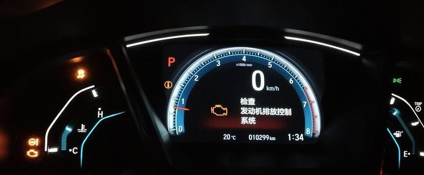 发动机排放故障灯亮的原因（荣威发动机排放故障灯亮的原因）