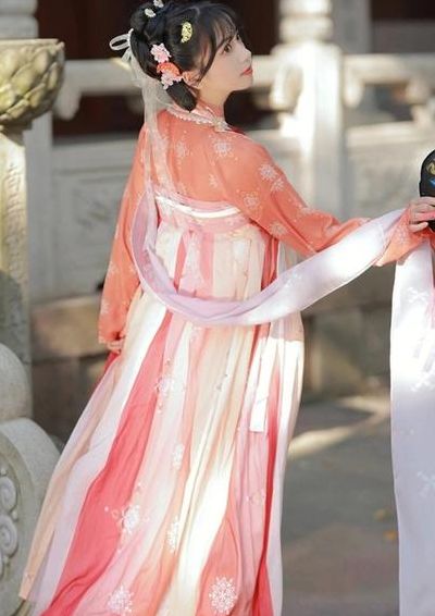 汉服齐胸襦裙穿法（汉服齐胸襦裙穿法视频）