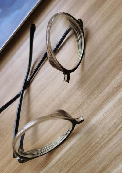 眼镜框断了眼镜店修吗的简单介绍
