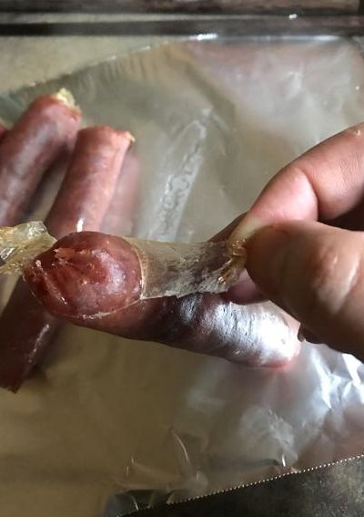 香肠外面的皮是什么（香肠外面的那层皮能吃吗）