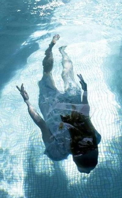梦见自己在水里走（女人梦见自己在水里走）