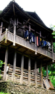 干栏式建筑（干栏式建筑和吊脚楼的区别）