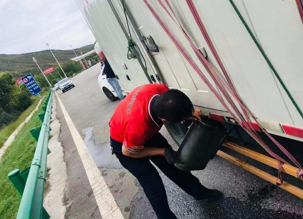 高速路上没油了怎么办（中石化紧急送油服务电话）