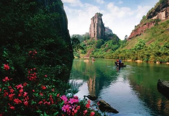 四月适合去哪里旅游（4月份适合去哪里旅游最好）